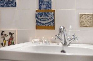 Bathroom - Cheese&Wine™ | Alfama - Sto. Estevão Viewpoint 2 (Lisboa)
