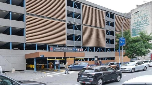 Een meerverdiepings parkeergarage met een modern ontwerp, met open parkeerplaatsen en een voetpad.