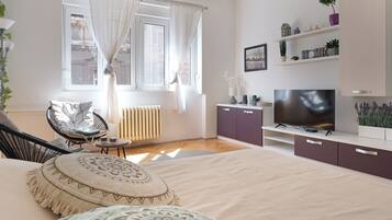 1 bedroom, desk, WiFi (free), bed sheets