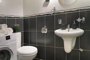 Serviettes fournies, savon, papier toilette