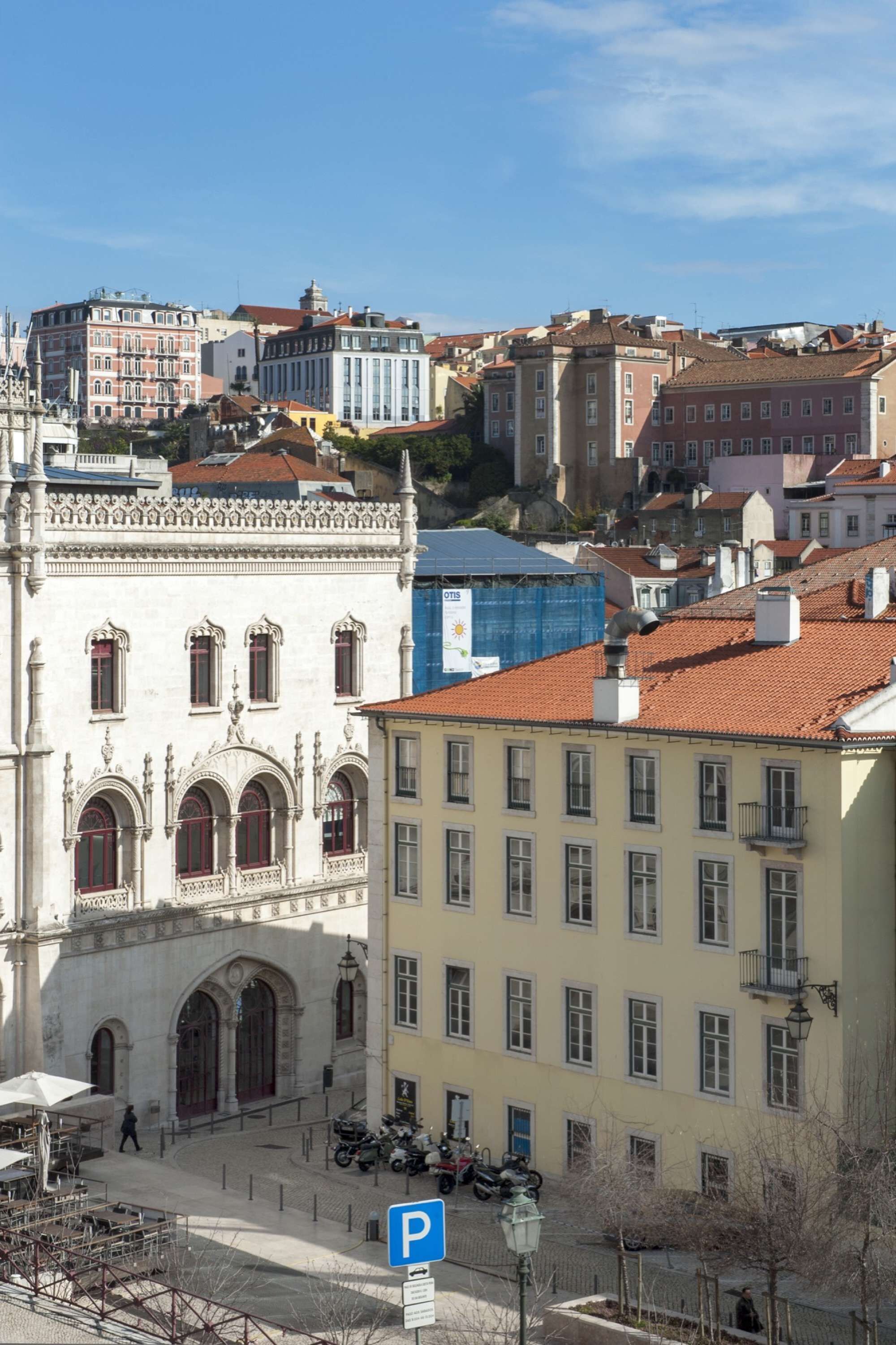 Un edificio storico con finestre ad arco e un cortile interno.