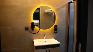 Standard Room | Bathroom | Shower, towels, soap, shampoo