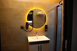 Chambre Standard | Salle de bain | Douche, serviettes fournies, savon, shampoing