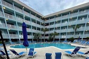 Pool - Cozy 2-bedroom condo in lovely Hilton Head with private beach access and 3 pools (Hilton Head Island)