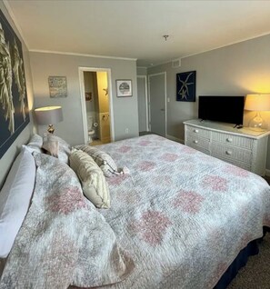 Iron/ironing board, WiFi, bed sheets - Cozy 2-bedroom condo in lovely Hilton Head with private beach access and 3 pools (Hilton Head Island)