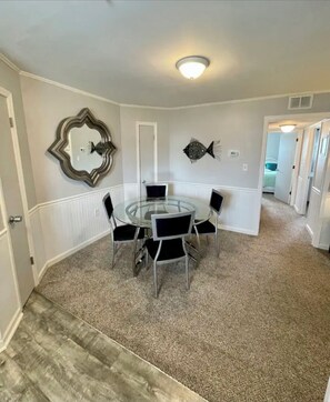 Dining - Cozy 2-bedroom condo in lovely Hilton Head with private beach access and 3 pools (Hilton Head Island)