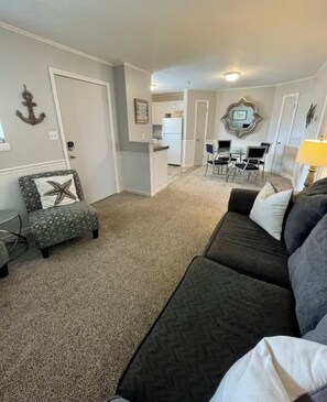 Living area - Walk to Singleton Beach | Pools + Hot Tub (Hilton Head Island)