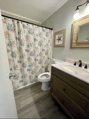 Hair dryer, towels, soap, toilet paper - Cozy 2-bedroom condo in lovely Hilton Head with private beach access and 3 pools (Hilton Head Island)
