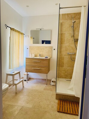 Bathroom - Vrbo Property (Savignargues)