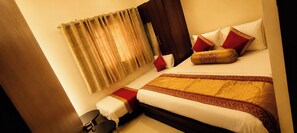 WiFi - Awardee Hotel Sada Shiv near Kashi Vishwanath Temple & River| Parking (Varanasi)