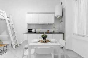 Dining - Vrbo Property (Milano)