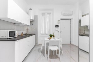 Private kitchen - Vrbo Property (Milano)