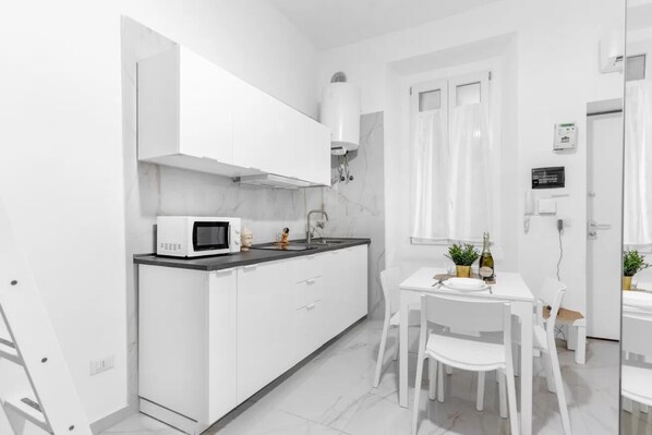 Private kitchen - Vrbo Property (Milano)