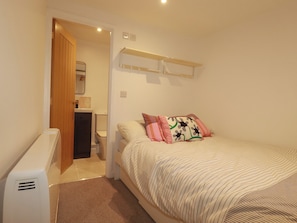 3 bedrooms, free WiFi, individually decorated, individually furnished - Whalebone Cottage (St Austell)