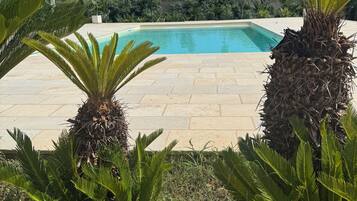 Una piscina al aire libre de temporada