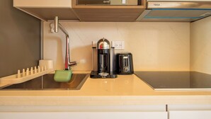 Keittiössä on sisäänrakennettu espressokone, leivänpaahdin ja pesuallas, jossa on hana.