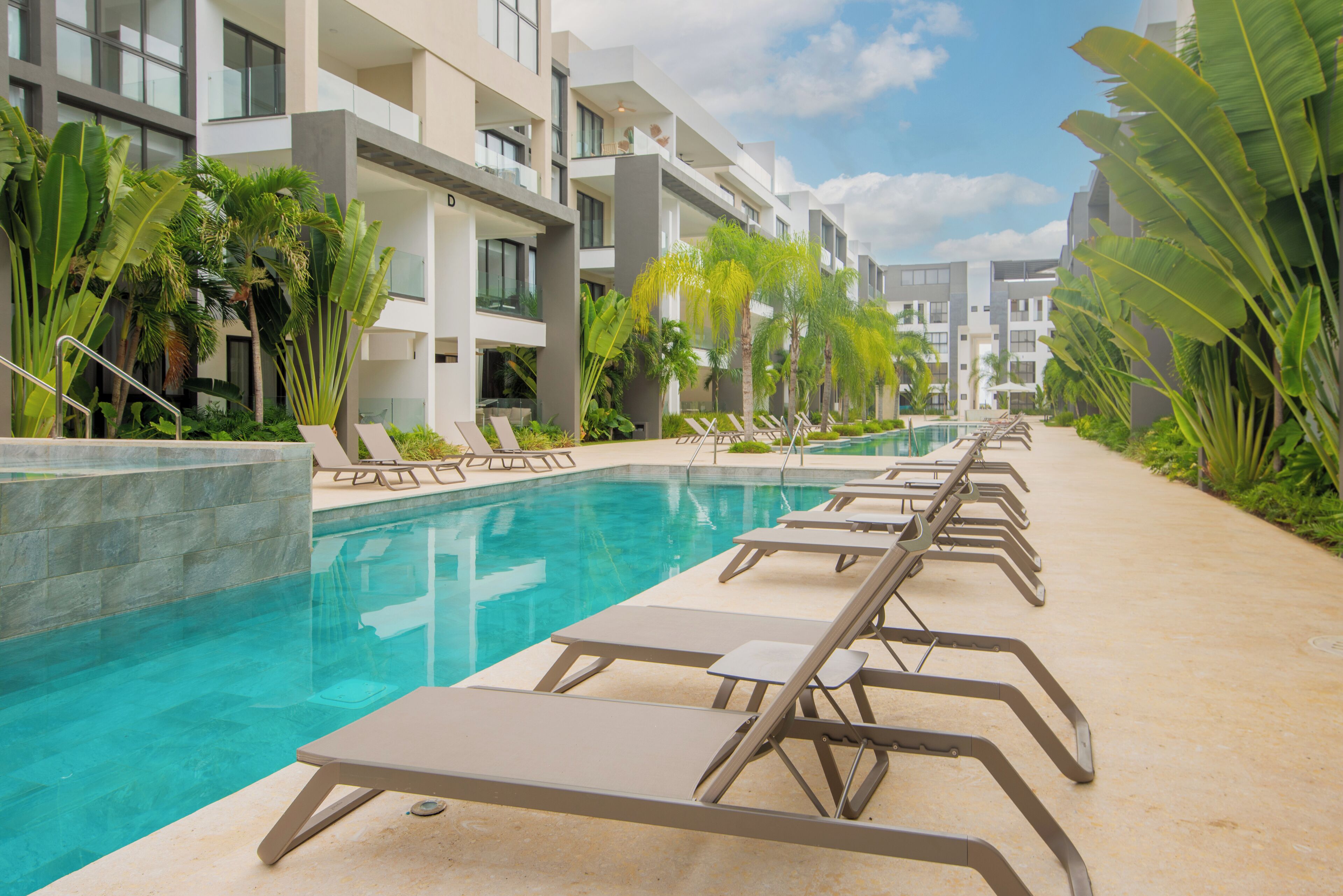 2 outdoor pools, open 9:00 AM to 6:00 PM, sun loungers