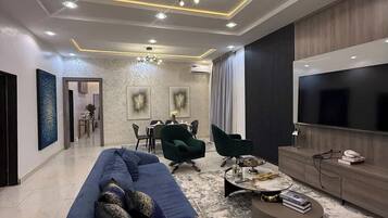 Apartamento econômico, sacada, vista para a cidade | Área de estar