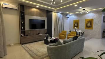 Apartamento econômico, sacada, vista para a cidade | Área de estar