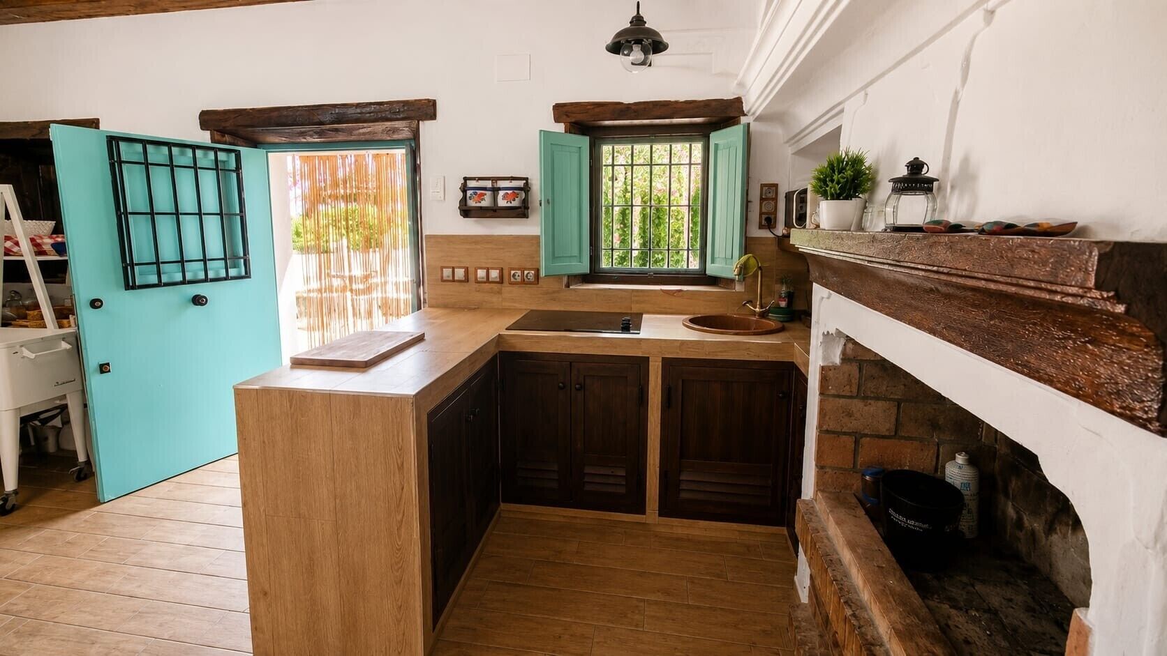 Frigorífic, placa de cuina i utensilis de cuina, vaixella i coberteria 