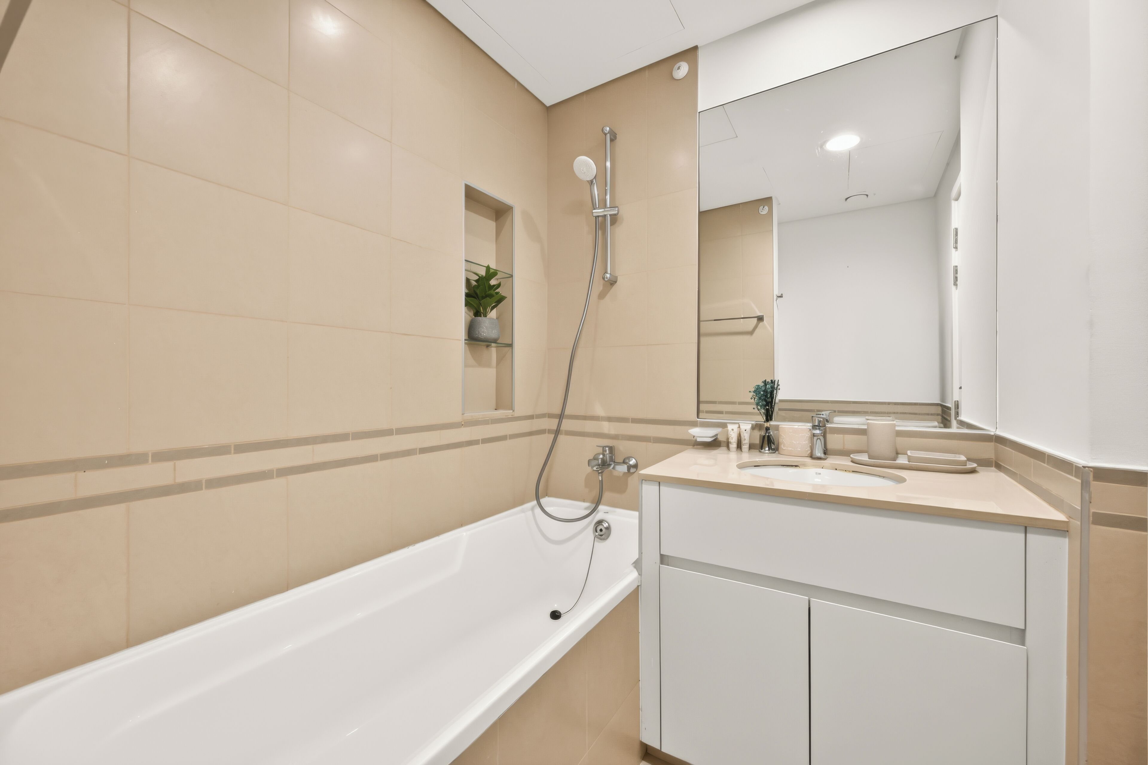 Une salle de bain moderne équipée d’une baignoire, d’une douche, d’un lavabo et d’un miroir.