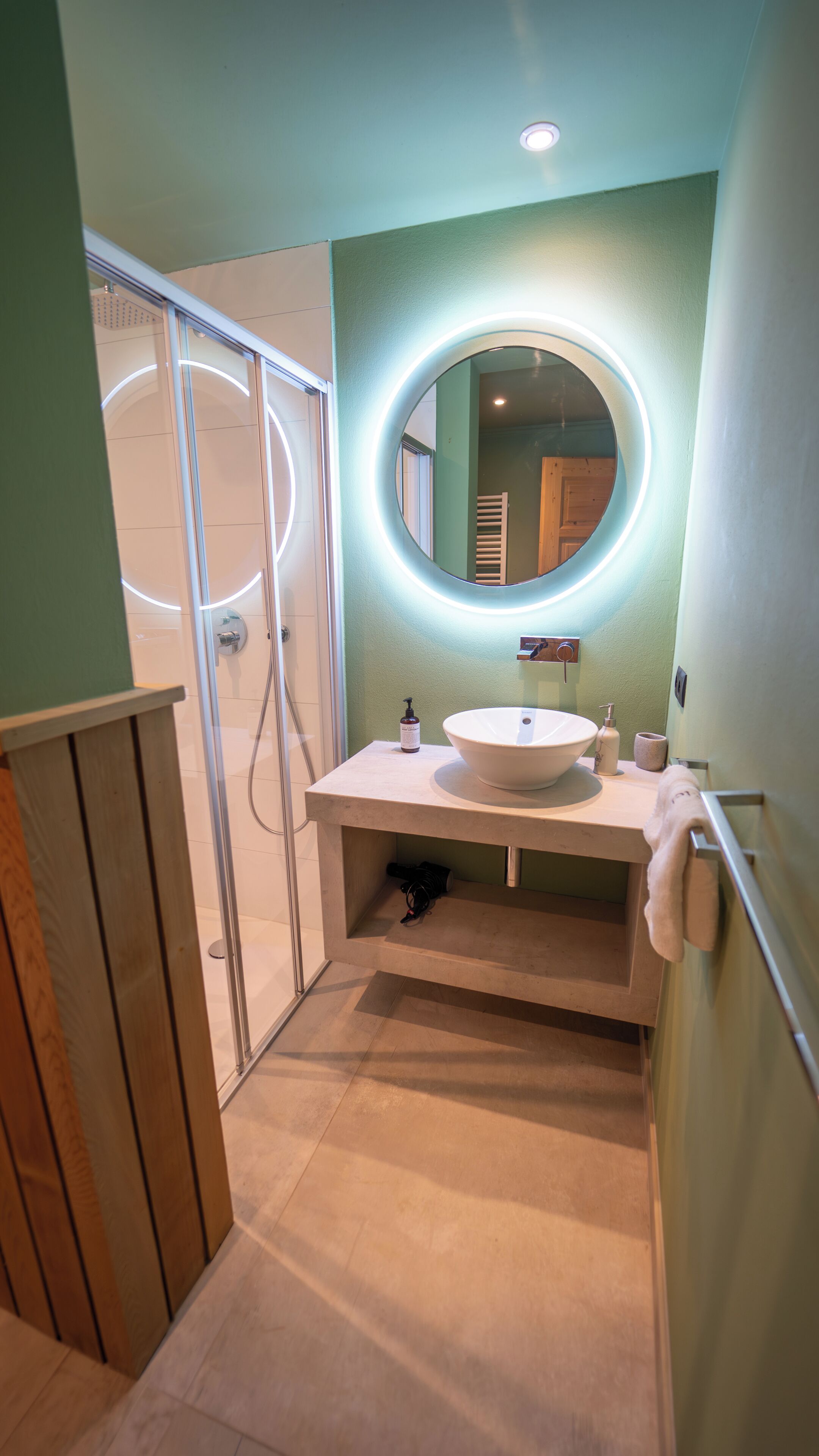 Superior-Chalet, Nichtraucher, Gartenblick | Badezimmer | Dusche, Haartrockner, Handtücher, Seife