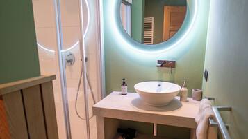 Superior-Chalet, Nichtraucher, Gartenblick | Badezimmer | Dusche, Haartrockner, Handtücher, Seife