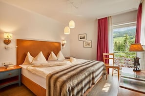 Zimmersafe, Verdunkelungsvorhänge, kostenloses WLAN