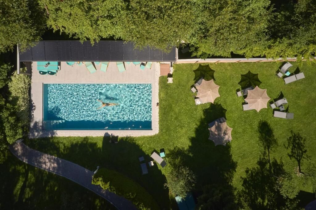 Una piscina al aire libre de temporada