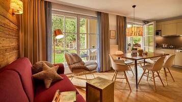 Superior-Apartment, Nichtraucher, Gartenblick | Wohnbereich | 30-Zoll-LCD-Fernseher mit Kabelempfang