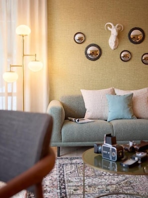 Chalet superior, para no fumadores, vista al jardín | Área de sala de estar | Televisión LCD de 30 pulgadas con canales por cable 