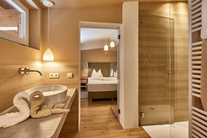 Premium-Apartment, Nichtraucher, Gartenblick | Badezimmer | Dusche, Haartrockner, Handtücher, Seife