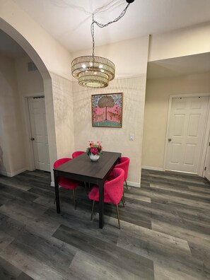 Dining - Mouse House Magic 3BR Resort Condo Near Disney Sleeps 8 (Davenport)
