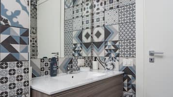 Douche, bidet, serviettes fournies, shampoing