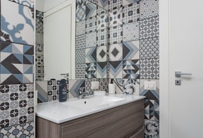 Shower, bidet, towels, shampoo