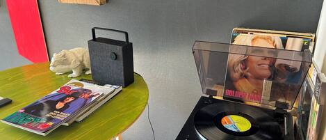 遮光カーテン、アイロン / アイロン台、WiFi (無料)、ベッドシーツ