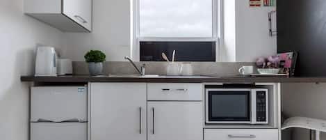 Studio, non-fumeurs | Cuisine privée | Réfrigérateur, micro-ondes, four, plaque de cuisson