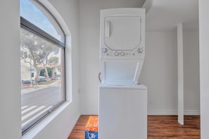 Interior - Lovely Beachside 2-Bedroom Apartment (Santa Monica)