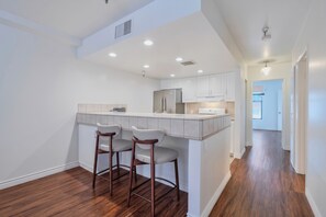 Coffee/tea maker, fridge, microwave, oven - Lovely Beachside 2-Bedroom Apartment (Santa Monica)