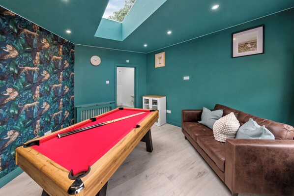 Game room - Sleeps12, Working space, Game room & Free Parking- 6 ensuite room with Tv/ room (Northolt)