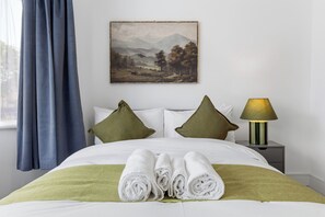 Room - Sleeps12, Working space, Game room & Free Parking- 6 ensuite room with Tv/ room (Northolt)