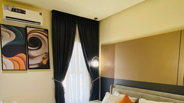 A hotel room with a bed, a desk, and a chair. - Ocabique Planet Hotel (Port Harcourt)