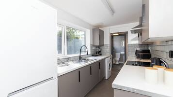 Full-size fridge, microwave, oven, stovetop