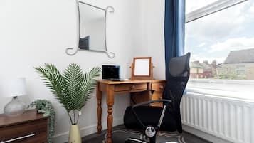 Casa de lujo, no fumadores | Escritorio y espacio para trabajar con un portátil