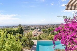 A pool with a view of a town and a church. - Mas des Cigales – Pool & Village View (Vence)