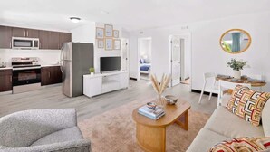 Un apartamento moderno con cocina, sala de estar y comedor.