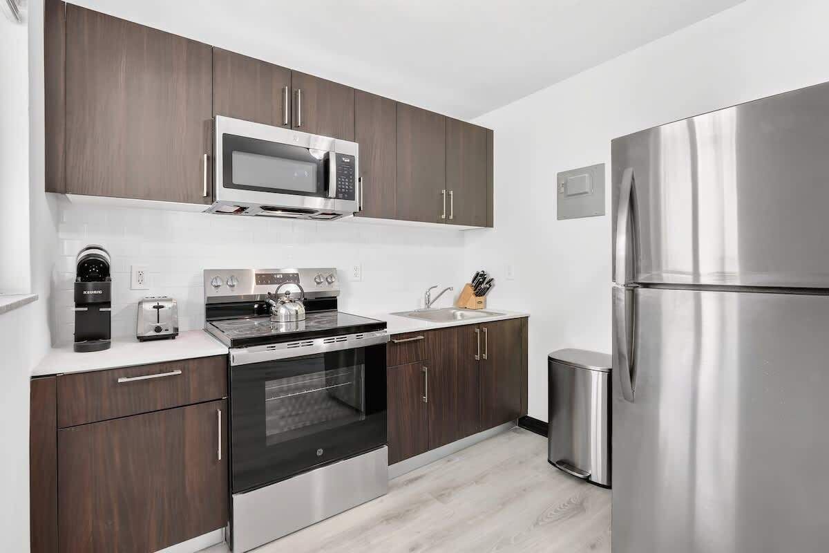 Coffee/tea maker, fridge, microwave, oven