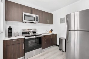 Cafetera/tetera, refrigerador, microondas, horno