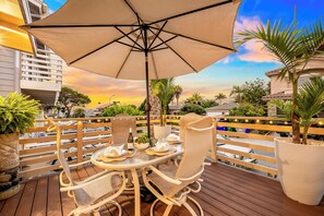 Outdoor dining - Walk To Beach and Village W/Jacuzzi, Fire Pit! (San Diego)