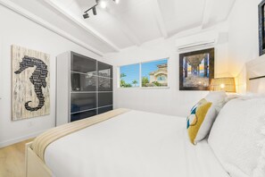 Room - Walk To Beach and Village W/Jacuzzi, Fire Pit! (San Diego)